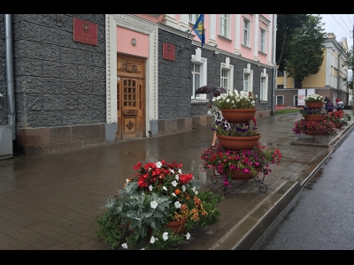 Вазоны у здания администрации города