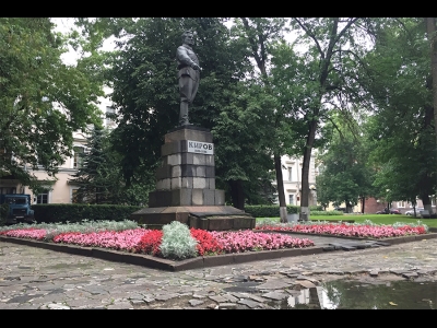 Клумба у памятника Кирову на Октябрьском проспекте
