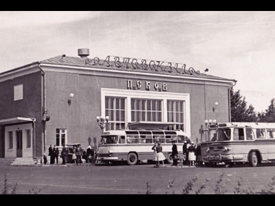Автовокзал сразу после открытия в 1959 году. В торце здания можно заметить циферблат часов. Фото из коллекции Государственного архива Псковской области