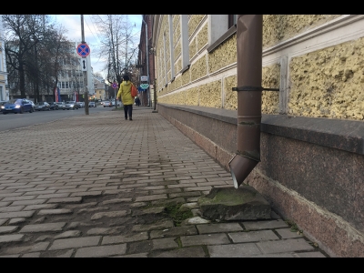 Тротуары разрушаются из-за постоянных потоков воды