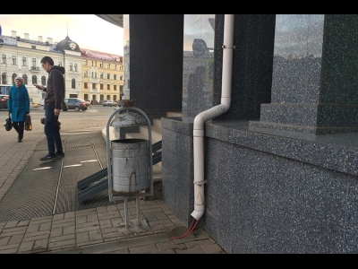 Всё тот же бесполезный узкий жёлоб у ЦУМа