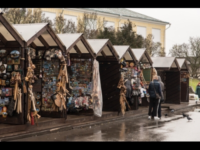 Сувенирные киоски у стен Псковского кремля
