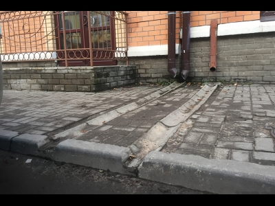 Улица Некрасова. Сразу два бесполезных жёлоба. В дождь здесь бывает настоящий потоп