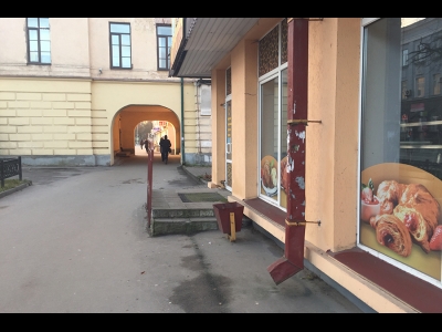 На Советской тоже решили не подгонять цвет труб к цвету фасада