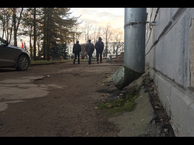 Вода сливается прямо под ноги горожан на Рижском проспекте
