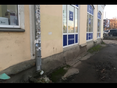 Из-за неправильной организации водостока фундамент и тротуар разрушаются и обрастают мхом