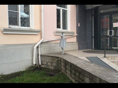 Вода сливается под фундамент дома на улице Советской