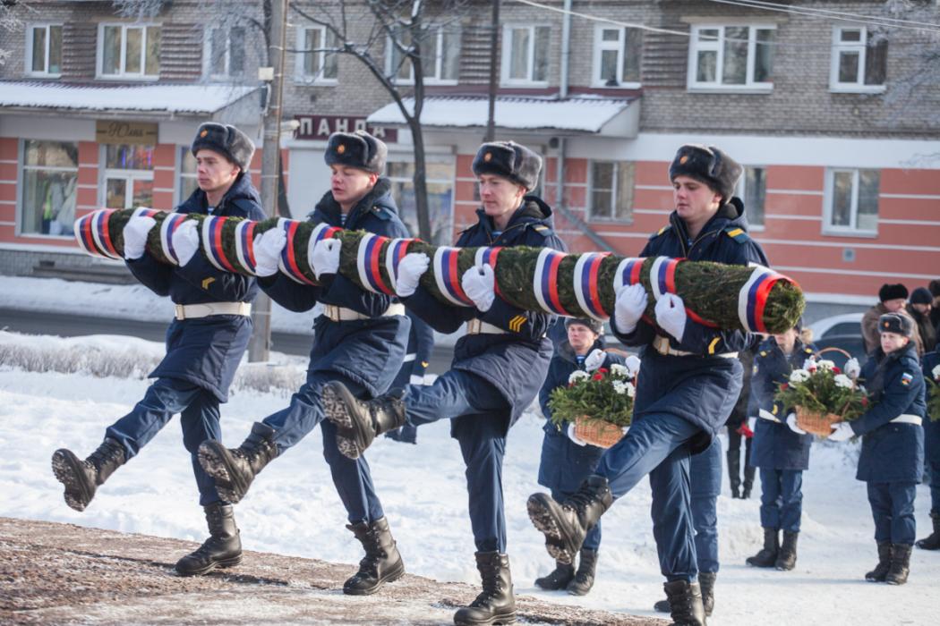Горожане возложили гирлянды Славы к могиле Неизвестного солдата и стеле «Псков — Город воинской славы»