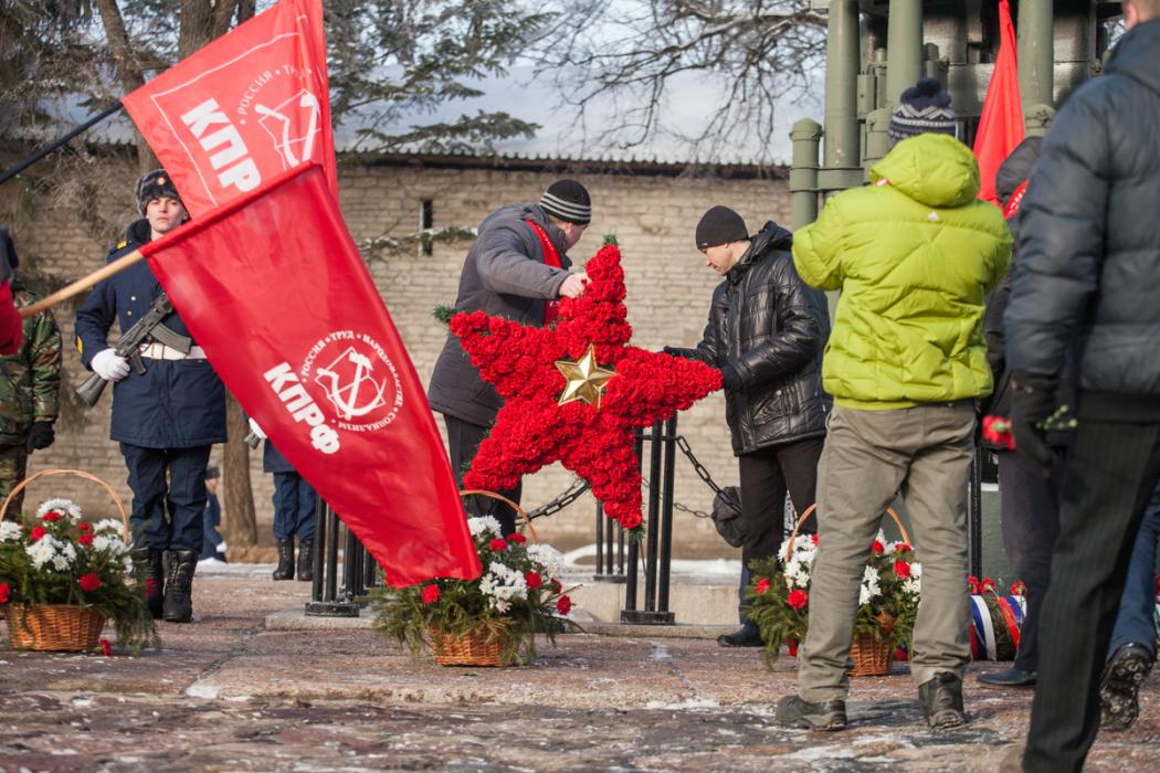 Горожане возложили гирлянды Славы к могиле Неизвестного солдата и стеле «Псков — Город воинской славы»
