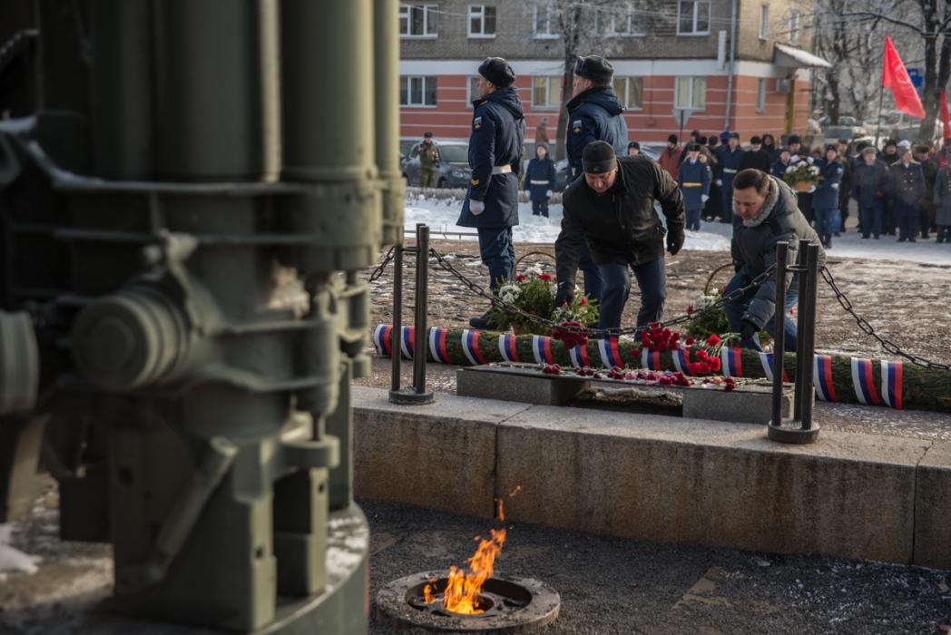 Горожане возложили гирлянды Славы к могиле Неизвестного солдата и стеле «Псков — Город воинской славы»