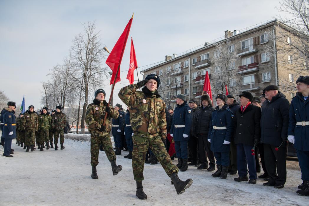 Горожане возложили гирлянды Славы к могиле Неизвестного солдата и стеле «Псков — Город воинской славы»