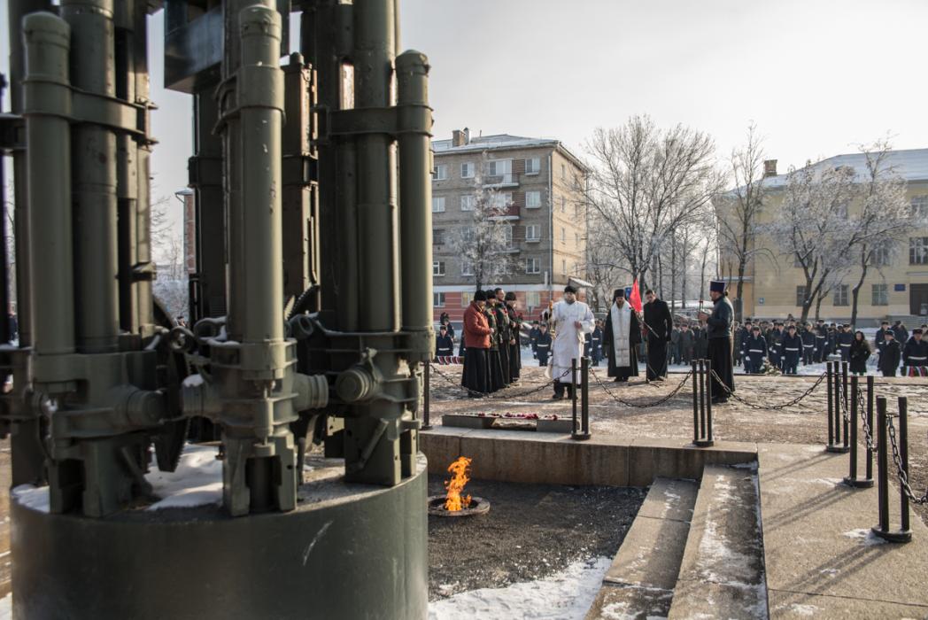Горожане возложили гирлянды Славы к могиле Неизвестного солдата и стеле «Псков — Город воинской славы»