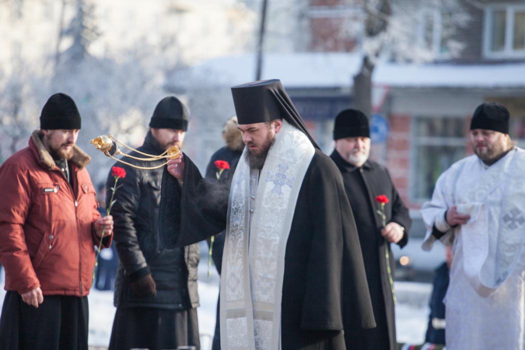 Горожане возложили гирлянды Славы к могиле Неизвестного солдата и стеле «Псков — Город воинской славы»