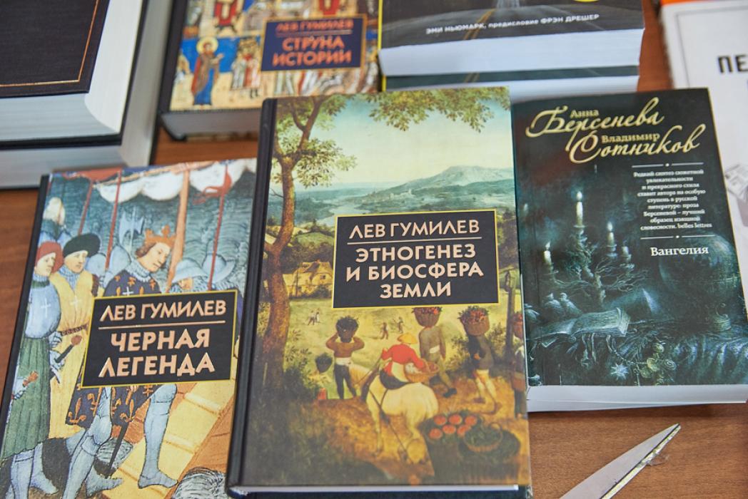 500 книг передал Российский книжный союз в Псковскую областную научную библиотеку