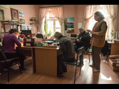 После окончания полевого сезона работа продолжается в камеральной лаборатории