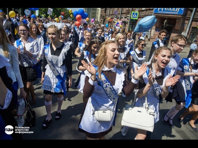Последний звонок в Пскове. Фото: Дарья Хваткова