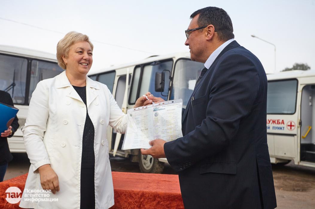 Новые ФАПы отправились в 3 районные больницы Псковской области