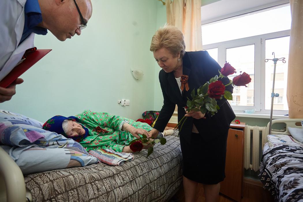 Визит Веры Емельяновой в госпиталь ветеранов войн