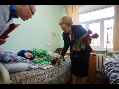 Визит Веры Емельяновой в госпиталь ветеранов войн. Фото: Дарья Хваткова