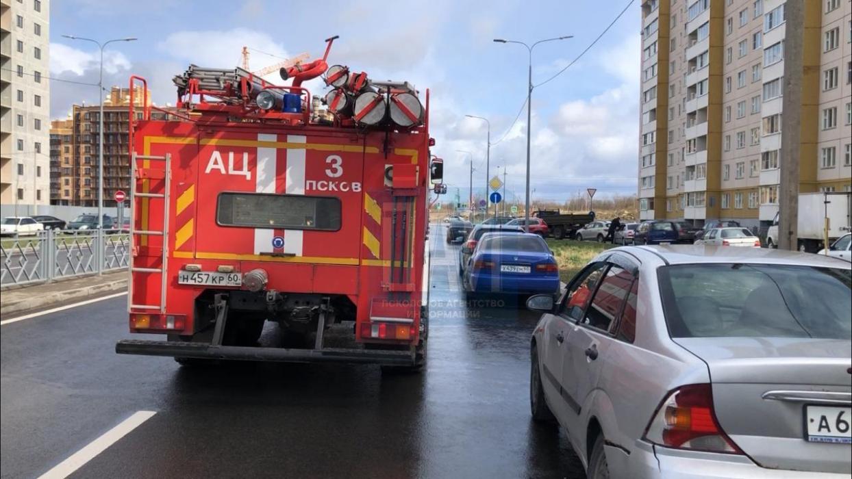 Пожар на улице Юности в Пскове