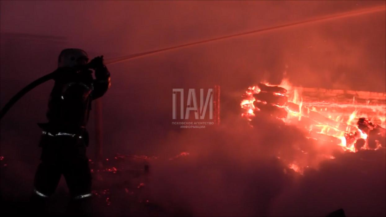На улице Солнечной произошло возгорание частного дома и надворных построек
