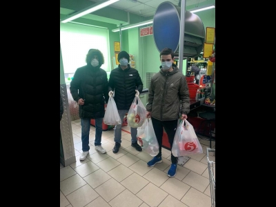 Футбольные болельщики привезли продукты для врачей инфекционного отделения. Фото: Фото: ПАИ