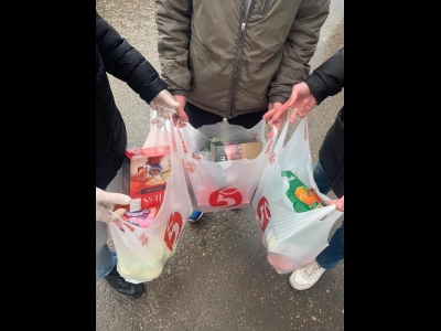 Футбольные болельщики привезли продукты для врачей инфекционного отделения. Фото: Фото: ПАИ
