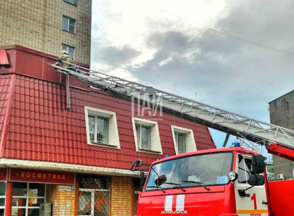 Ураганный ветер сорвал крышу у дома 41 на Рижском проспекте