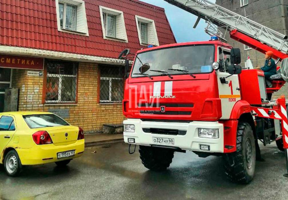 Ураганный ветер сорвал крышу у дома 41 на Рижском проспекте