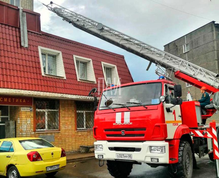 Ураганный ветер сорвал крышу у дома 41 на Рижском проспекте