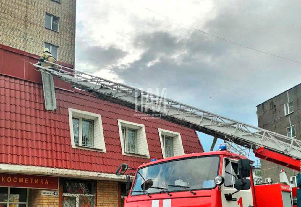 Ураганный ветер сорвал крышу у дома 41 на Рижском проспекте