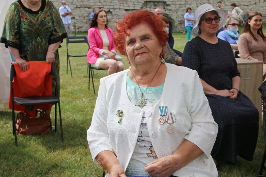 Жительниц Пскова наградили медалью «За заслуги перед Псковом»