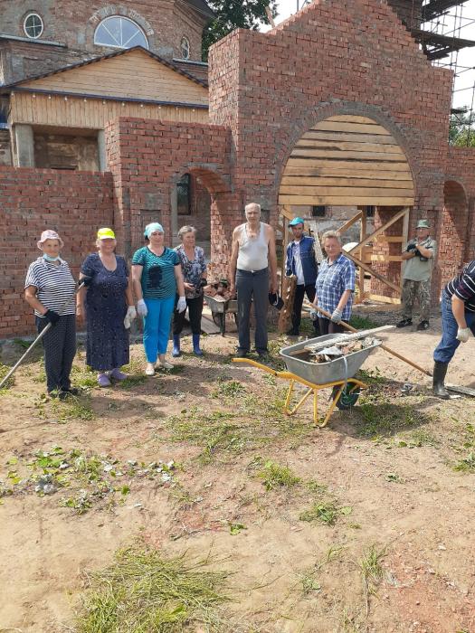 Субботник состоялся возле церкви Успения Божией Матери в Великолукском районе