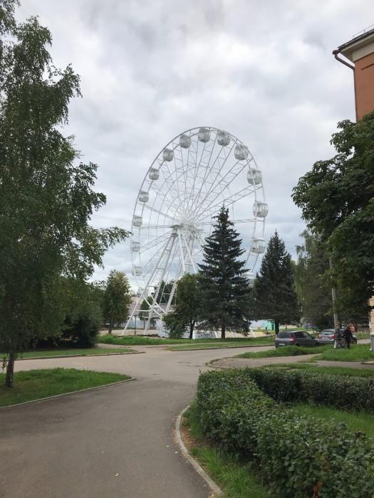 Закрытые кабины установили на колесе обозрения в Великих Луках.