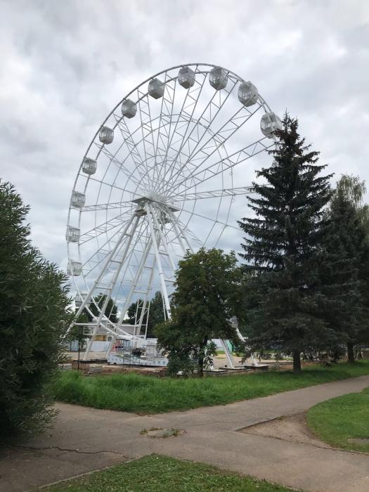 Закрытые кабины установили на колесе обозрения в Великих Луках.