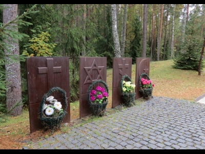 Вход на «советскую» часть мемориала до 2018 года был закрыт. Два года назад, наконец-то, ограждение убрали и на территории возвели большой памятник