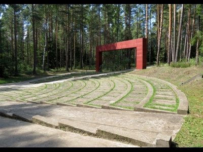 Вход на «советскую» часть мемориала до 2018 года был закрыт. Два года назад, наконец-то, ограждение убрали и на территории возвели большой памятник