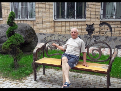 Здесь же и скамейки симпатичные, и пенечки оригинальные