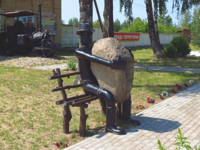 На скамейку присел отдохнуть дорожный рабочий, в руках – огромный камень. Очень символично, именно такой объем работ и предстоит выполнить автодорожникам России. И мы им помогаем, как можем