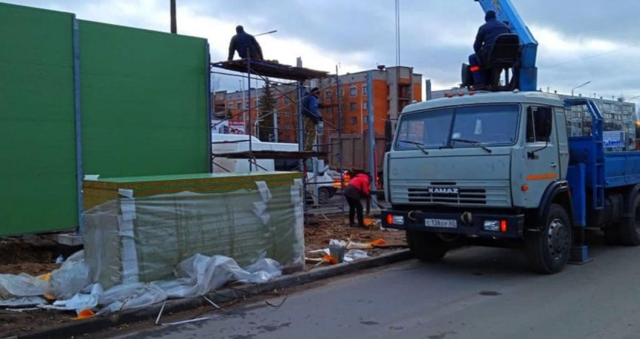 Шумозащитный экран устанавливают возле 3-й поликлиники в Пскове