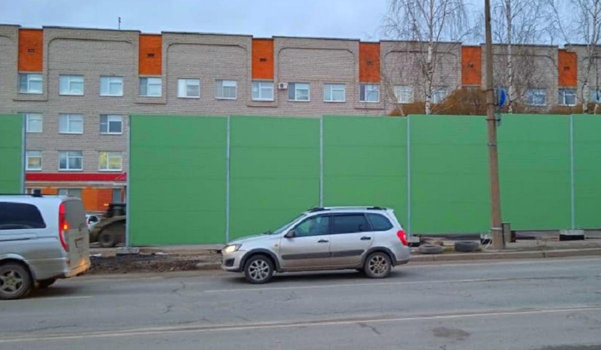 Шумозащитный экран устанавливают возле 3-й поликлиники в Пскове