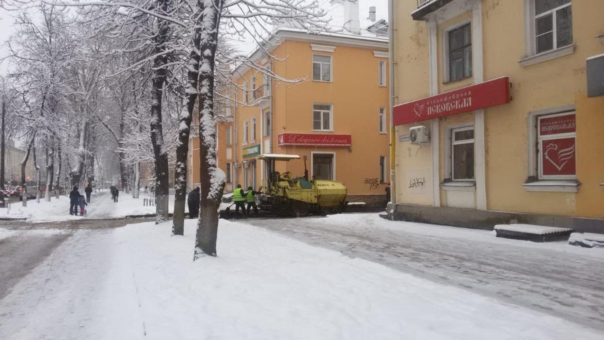 В Пскове дорожники кладут асфальт в снег
