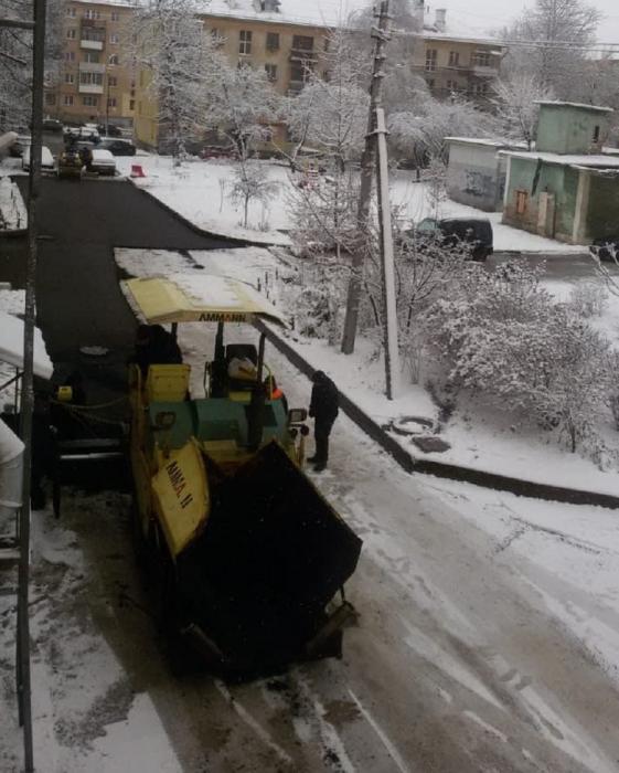 В Пскове дорожники кладут асфальт в снег