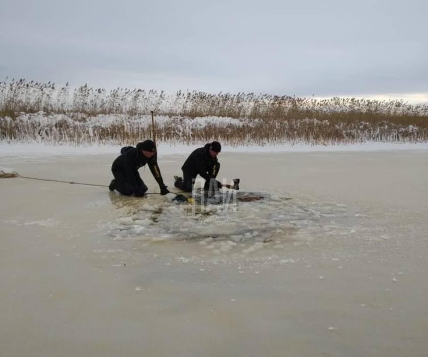 Тело утонувшего рыбака извлекли из воды в Псковском районе