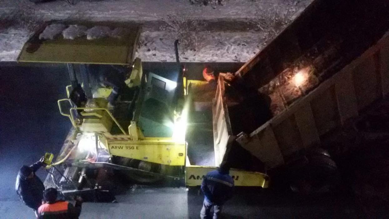 В Пскове дорожники кладут асфальт в снег
