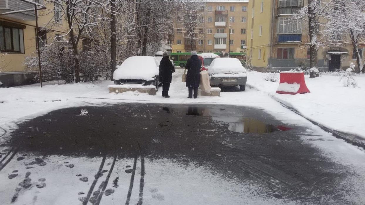 В Пскове дорожники кладут асфальт в снег