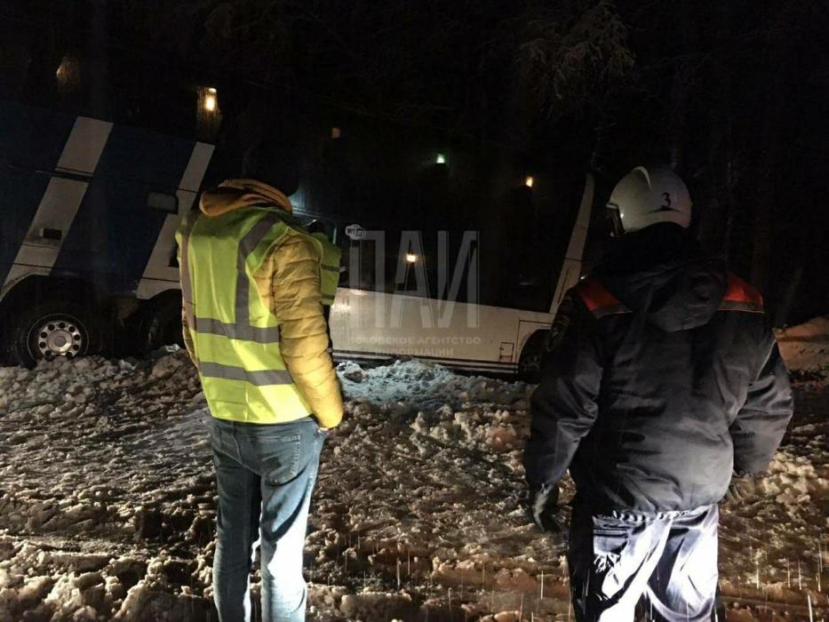 Автобус съехал в кювет на маршруте Санкт-Петербург — Бежаницы