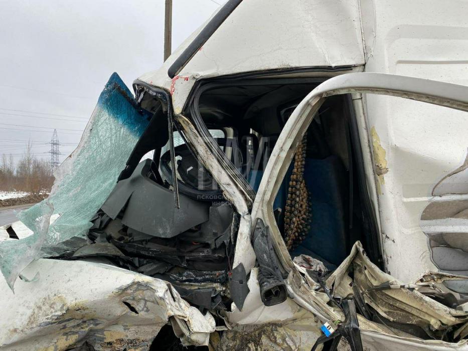Два автомобиля столкнулись в Пскове, есть пострадавшие
