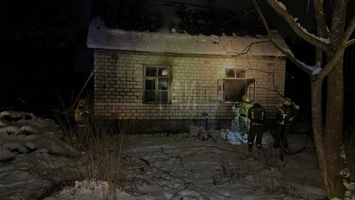 Дом горел ночью на улице Лужской в Пскове