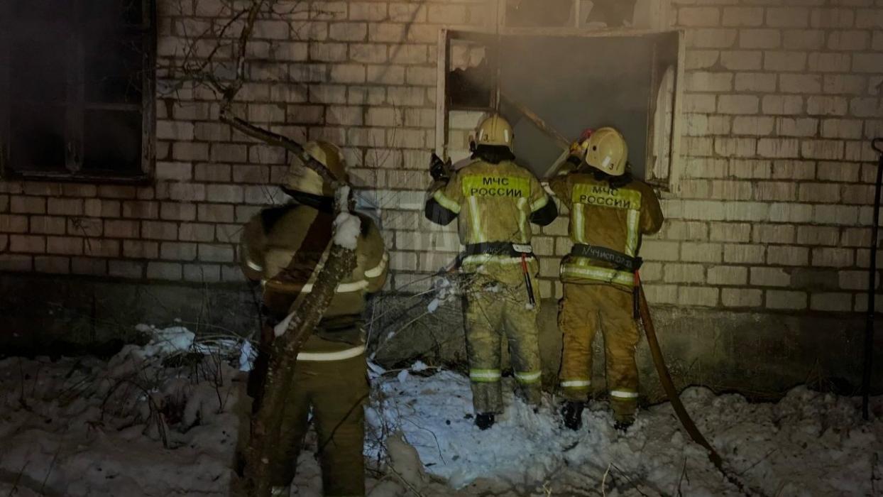 Дом горел ночью на улице Лужской в Пскове